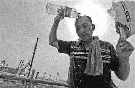 入伏天，烈日下的忻州鋼結構安裝工人